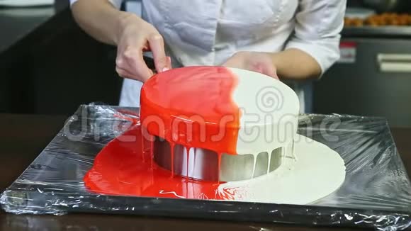 甜点手里拿着红白相间的全圆芝士蛋糕视频的预览图
