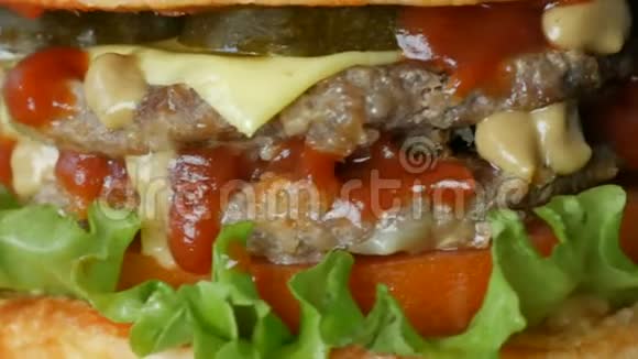 美味的大汉堡芝士汉堡或汉堡里面有一片多汁的生菜叶一片番茄奶酪和一块肉馅饼视频的预览图