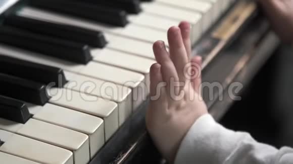 孩子的手在弹钢琴视频的预览图