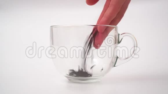 杯中红茶制作时间的流逝视频的预览图