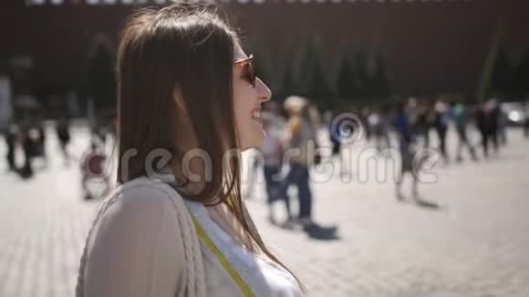 在莫斯科红色广场散步的旅游女孩视频的预览图