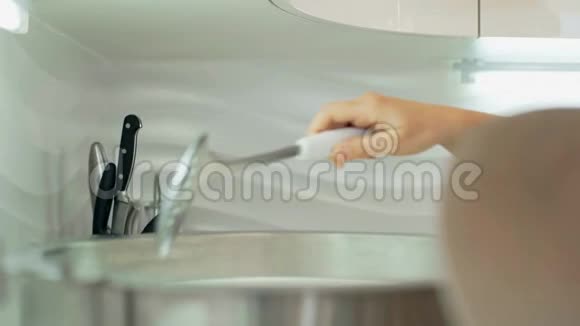 女性手将乳制品混合在不锈钢容器中在家里生产奶酪厨房里有奶酪视频的预览图