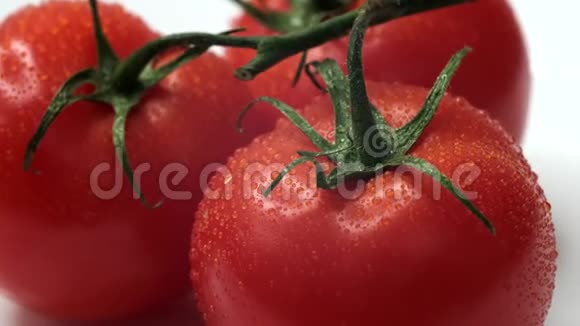把新鲜的西红柿和水滴贴在一起视频的预览图