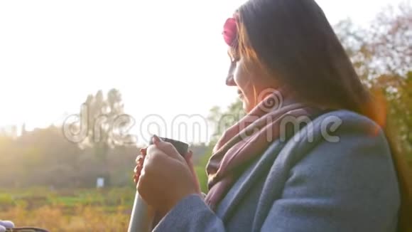 年轻快乐的妈妈秋天在公园散步喝一杯热虫的饮料生育观念中弹视频的预览图