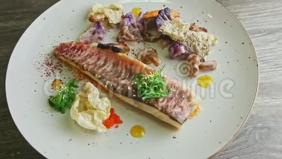 精美装饰的炸鱼片和蔬菜切片旋转在盘子上的俯视图视频的预览图