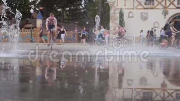在潮湿的表面骑自行车年轻人在公园里骑着一辆老式自行车运动的家伙在户外骑自行车健康视频的预览图