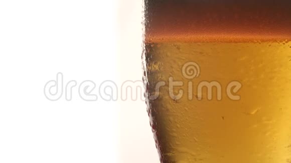 用淡啤酒封闭旋转玻璃视频的预览图