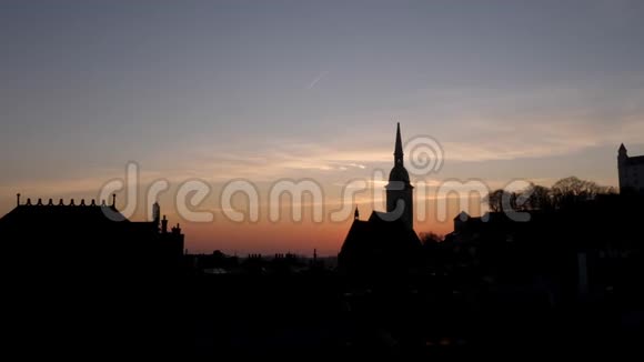 斯洛伐克布拉迪斯拉发天际线城市景观日落四景圣马丁大教堂和城堡景观视频的预览图