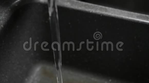 自来水和水槽空过滤器出现在射击中准备清洗水果视频的预览图