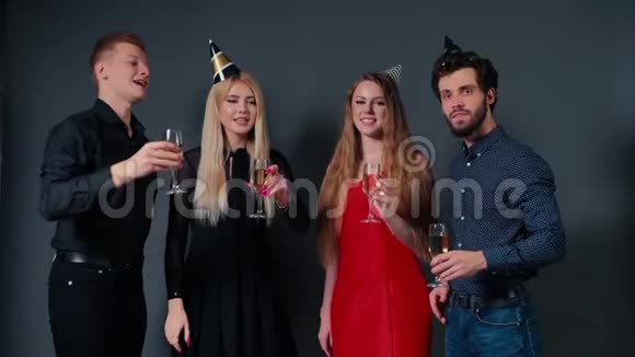 四个穿着节日服装戴着香槟的漂亮朋友视频的预览图
