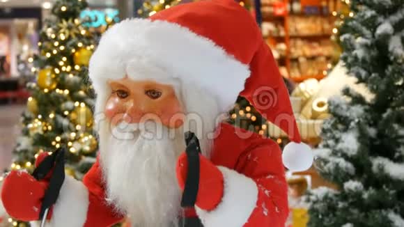 在商场的圣诞展览里搬圣诞老人玩偶圣诞假日装饰视频的预览图