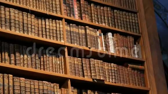 美丽的老式旧书架和无名的书奥地利国家图书馆内部有若干旧图书馆视频的预览图