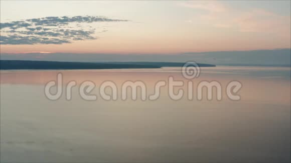 日落时拍摄森林湖全景美丽的黎明在俄罗斯的湖面上绽放视频的预览图