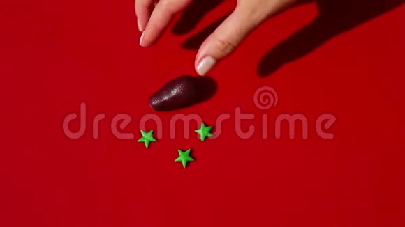 女人手上放着配料做杏仁茄子形状的糖果视频的预览图