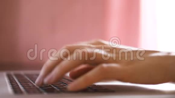 键盘上的女性手指特写视频的预览图