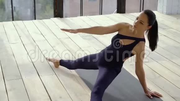 健身女孩瘦身训练整体伸展工作室视频的预览图