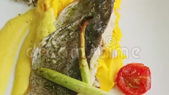 土豆泥上的油炸白鱼片和盘子上的蔬菜切片视频的预览图