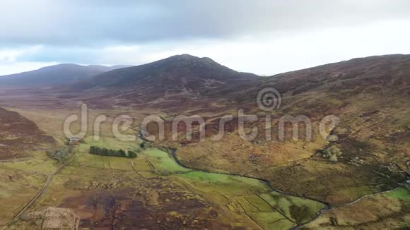 从蓝色的山脉向爱尔兰唐格尔的克洛格梅恩山飞去视频的预览图