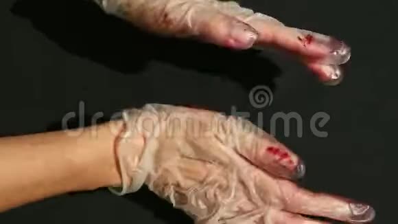 上景特写女子双手揉捏一小块紫色的杏仁视频的预览图