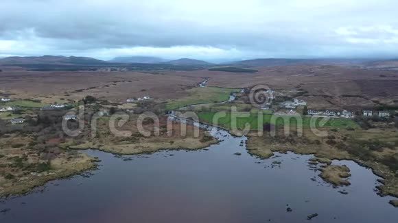 爱尔兰唐加尔县Ardara的鸟瞰图视频的预览图