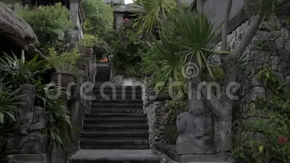 热带村舍里的石梯慢动作视频的预览图