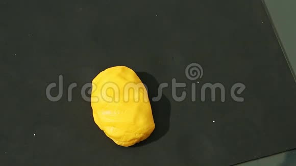 女人手上的俯视图带走了一大块黄色的杏仁糖视频的预览图