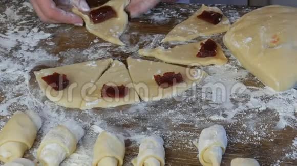 新鲜面团上的红樱桃果酱自制糕点一个女面包师做面团面包视频的预览图