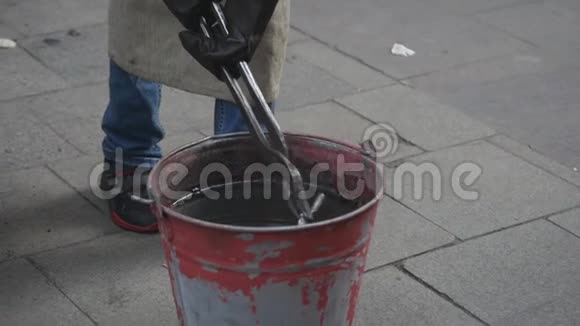 用冷水使桶内的箭头硬化视频的预览图