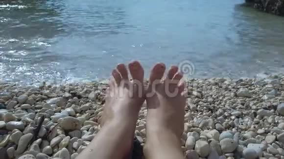 女人在岸上做有趣的腿手指视频的预览图