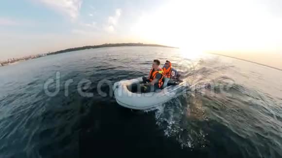 人们在小艇上航行时都穿着救生衣视频的预览图