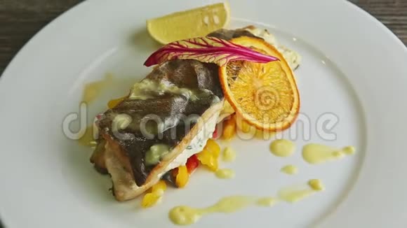 从精致的油炸海鱼中取出放在白色盘子上的辣椒片上视频的预览图