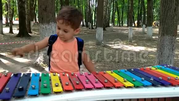 在一个城市节日里孩子们演奏儿童乐器视频的预览图