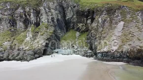 在爱尔兰多恩加尔县阿尔达拉附近的马赫拉海滩上鸟瞰沙丘和海滩视频的预览图