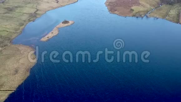 在爱尔兰多戈尔的Ballybofey和Glies之间飞越LoughEA视频的预览图