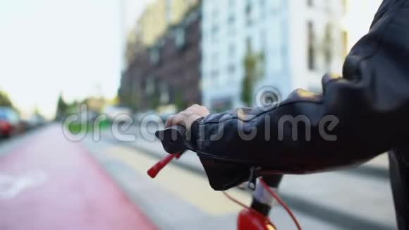 在自行车道上骑自行车的疲惫的小女孩积极的生活方式和爱好视频的预览图