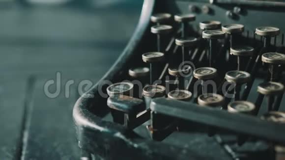 黑色旧地板上的旧打字机特写视频的预览图