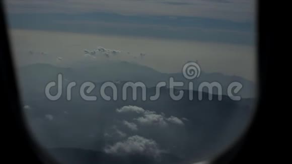 透过飞机窗户看到的云和天空在阿尔普山上视频的预览图