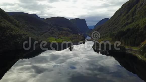 挪威的Geiranger峡湾和Lovatnet湖鸟瞰图视频的预览图