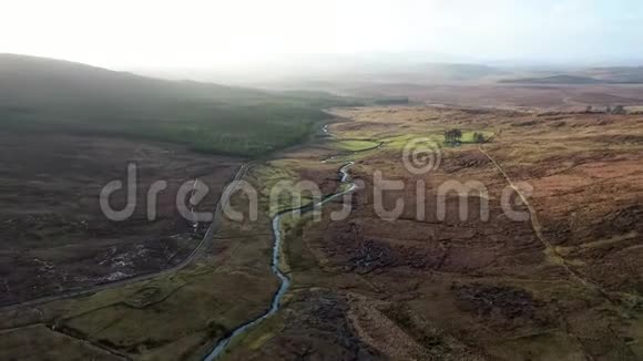 在爱尔兰唐加尔的欧文托克河上空飞过最蓝的山脉视频的预览图