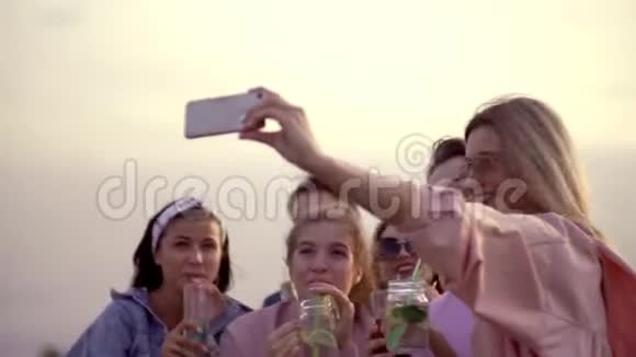 欢乐愉快的朋友一起喝鸡尾酒打电话自拍夏季城市鸡尾酒视频的预览图