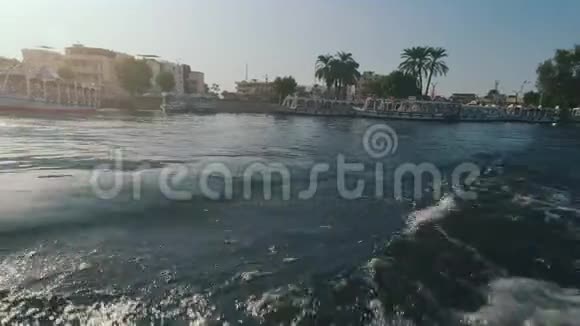 在阳光明媚的天气里河沿海岸航行视频的预览图
