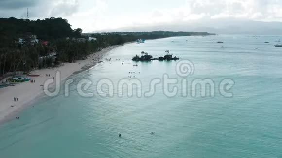 菲律宾长滩海滩的鸟瞰图视频的预览图