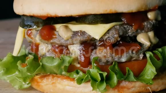 提供一个多汁的脂肪芝士汉堡或汉堡其中有番茄酱和芥末酱生菜肉切块和视频的预览图