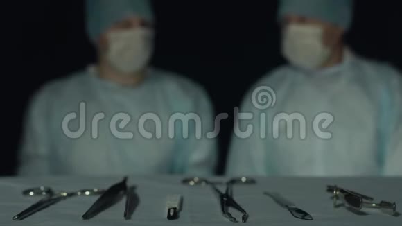 外科医生接受仪器并开始操作或程序失去了背景有手术刀的医生格雷斯帕视频的预览图