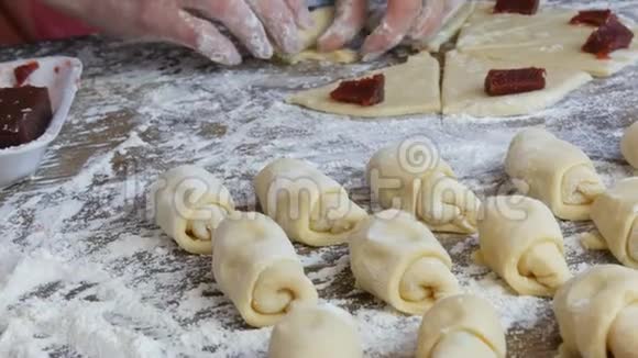 自制新鲜烘焙食品贝克女人的手在家厨房做小羊角面包甜点果酱面团视频的预览图