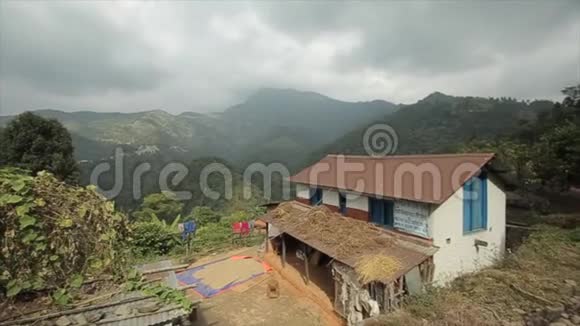 一个典型的尼泊尔村庄景观山景房子视频的预览图