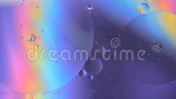 油滴在水中移动视频的预览图