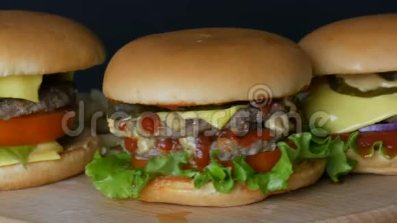 炸薯条洋葱圈汉堡和芝士汉堡汉堡和汉堡生菜肉饼和汉堡视频的预览图