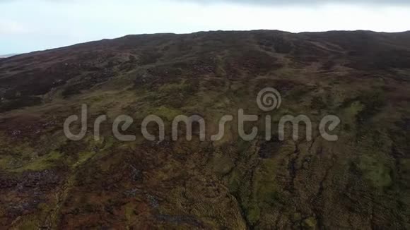 从蓝色的山脉向爱尔兰唐格尔的克洛格梅恩山飞去视频的预览图