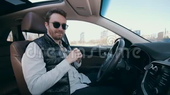 自动驾驶汽车有一个快乐的人在驾驶座视频的预览图